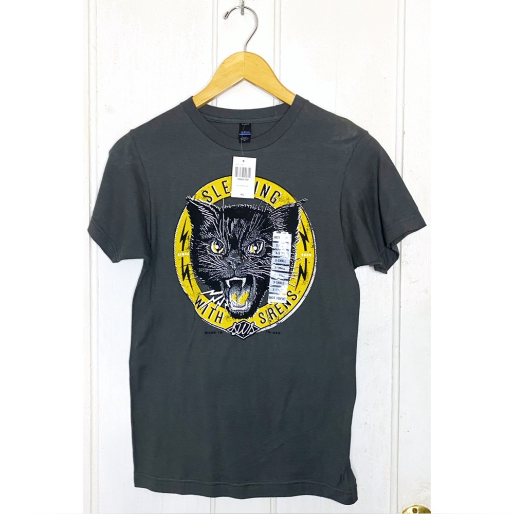 VINTAGE : NWT : Hot Topic : size : XS : Y2K gray ‘sleeping with sirens’ band tee